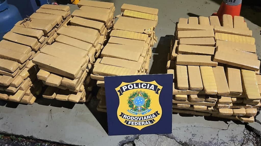 PRF apreende quase R$ 1 milhão em maconha na SC-418