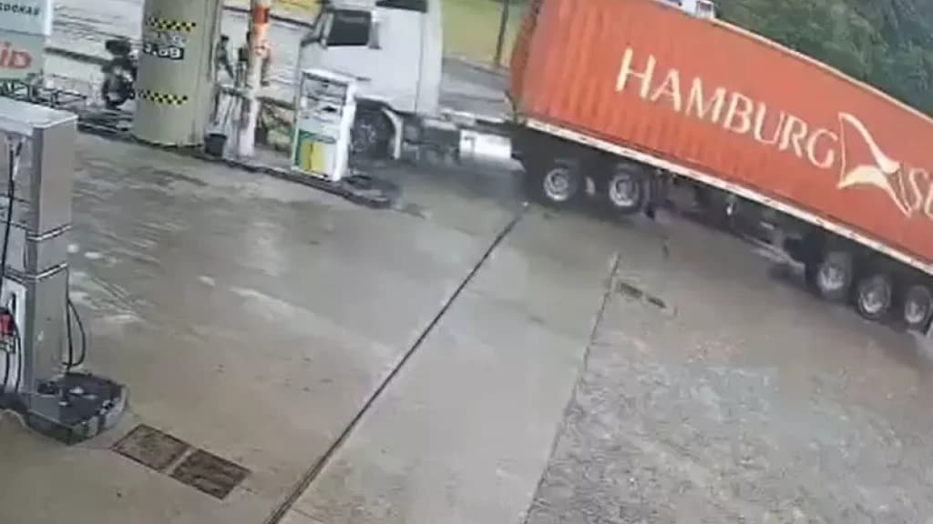 VÍDEO: Caminhão desgovernado atinge clientes em posto de gasolina na SC-418