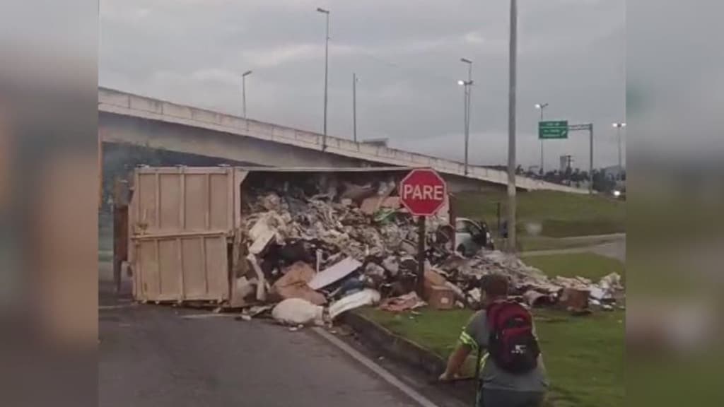 Caminhão de lixo tomba na BR-101, em Itajaí