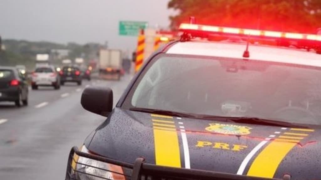Mulher morre após ser atropelada por ônibus na BR-282