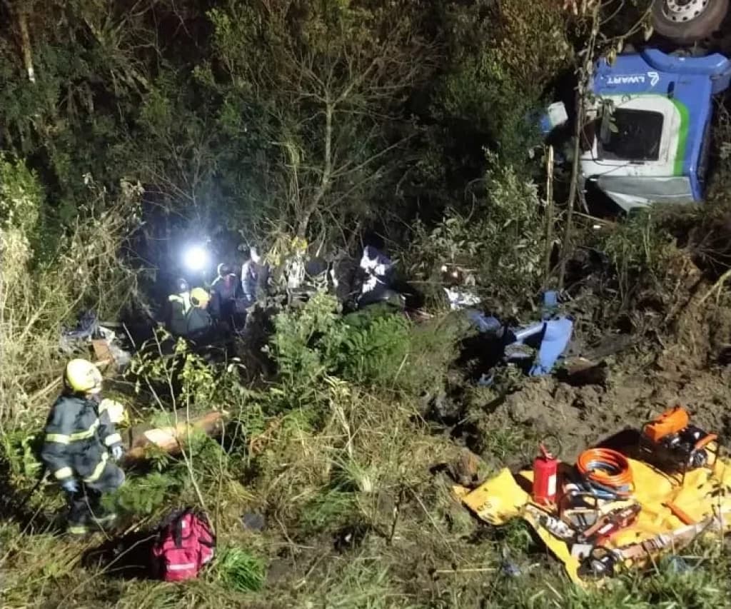 Três pessoas perdem a vida em colisão entre veículos na BR-282 em SC