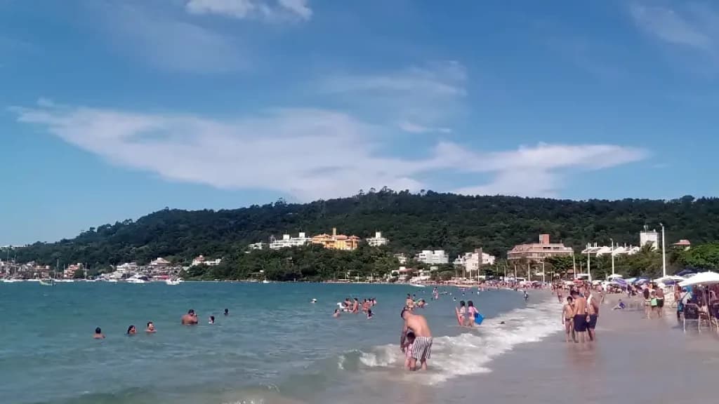 Mulher e criança se afogam em praia de Florianópolis