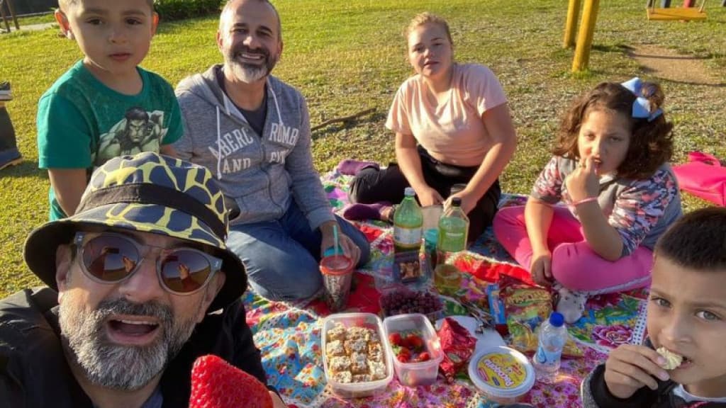 Casal homoafetivo adota cinco irmãos biológicos em Balneário Camboriú