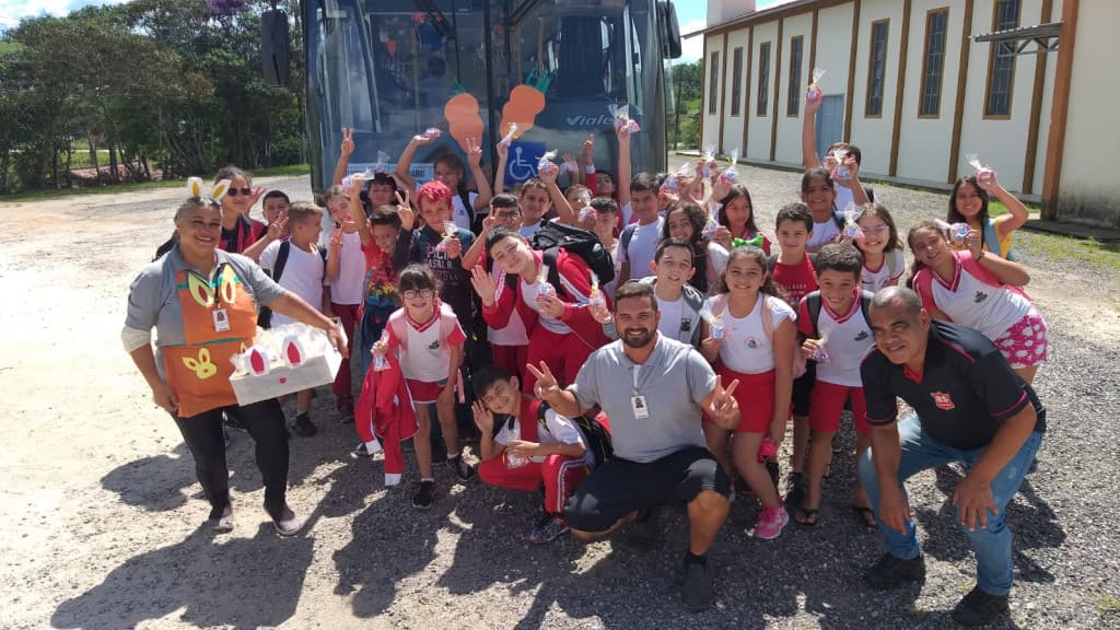 Páscoa e solidariedade: Monitora e motorista distribuem doces para alunos em Tijucas