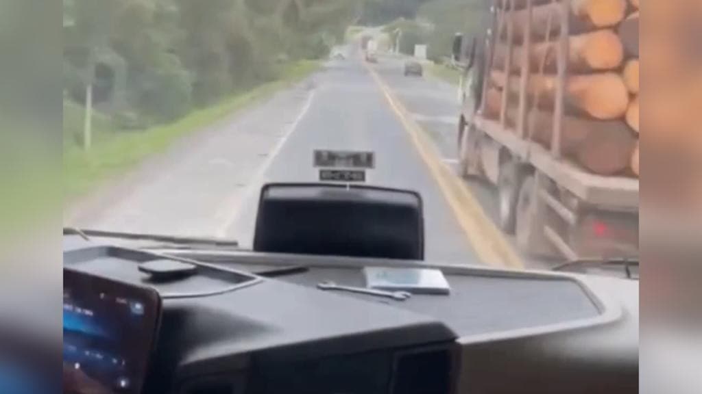 Caminhoneiro coloca a vida de motoristas em risco na BR-470 e gera revolta nas redes sociais