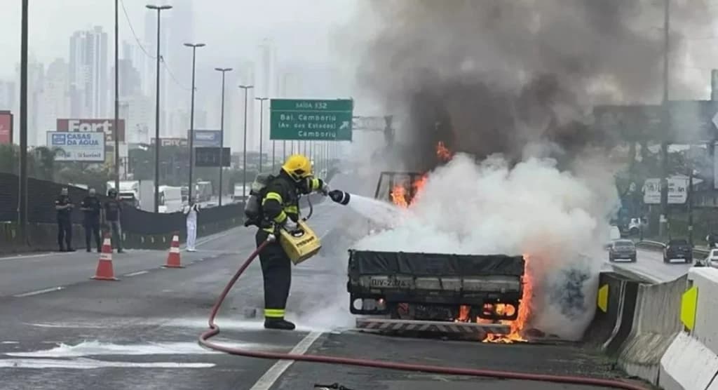 Caminhão pega fogo na BR-101, em Balneário Camboriú