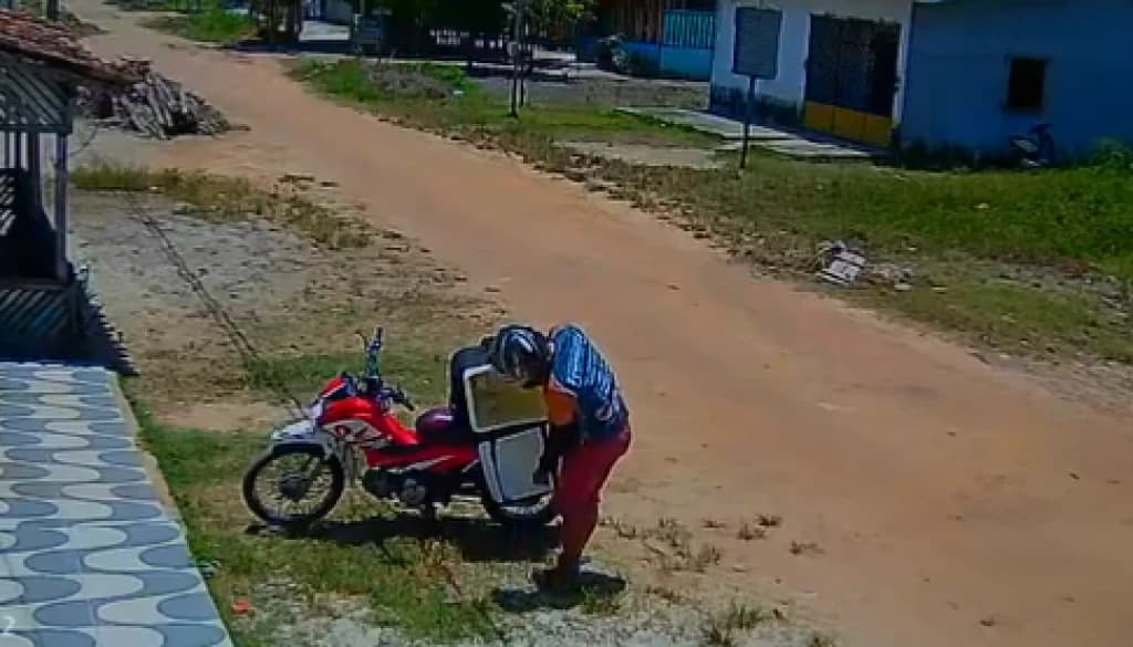 Cachorro furta marmita durante entrega e deixa motoboy confuso