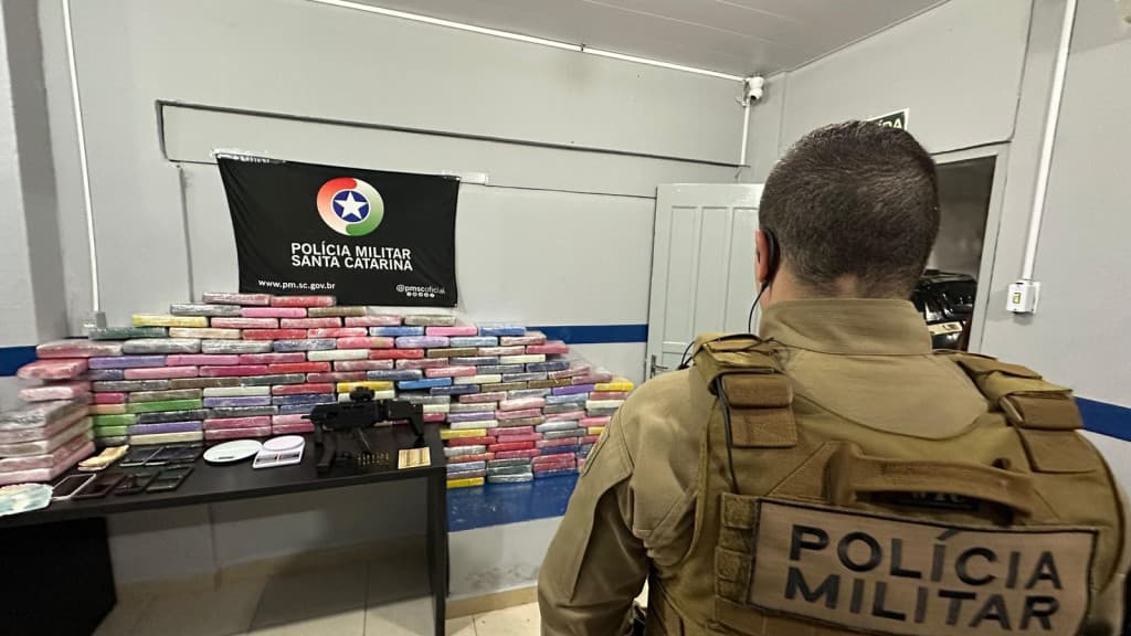 URGENTE: PM apreende carga milionária de cocaína em Camboriú