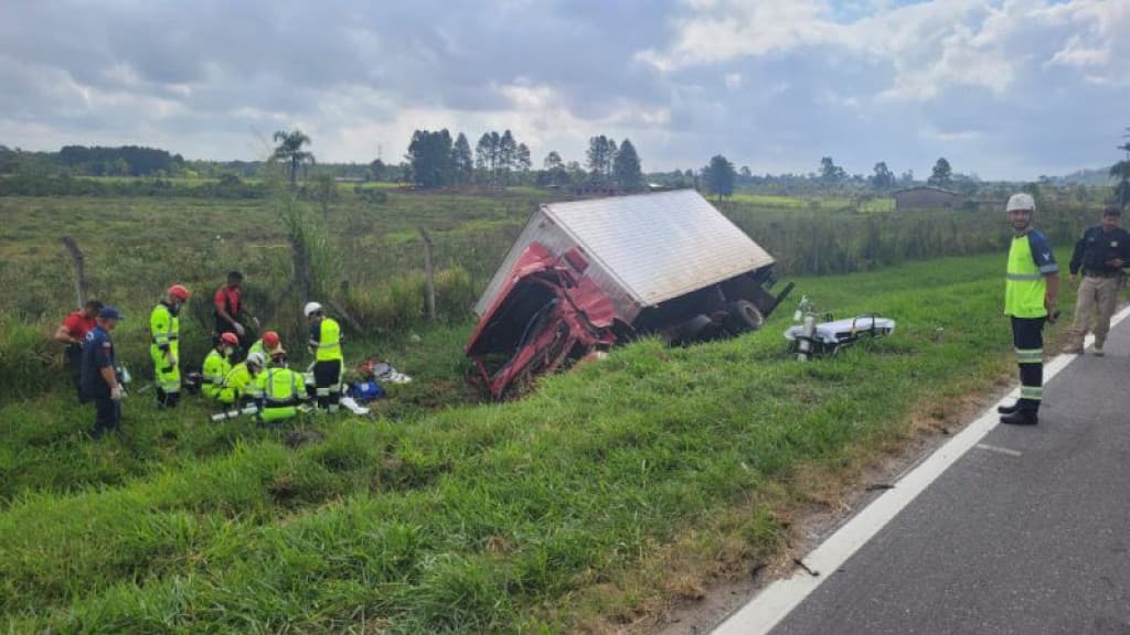 Trabalhador morre após colisão entre dois caminhões na BR-101