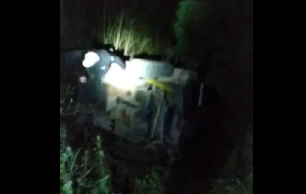Vídeo: Homem pula de carro antes de despencar em ribanceira em SC