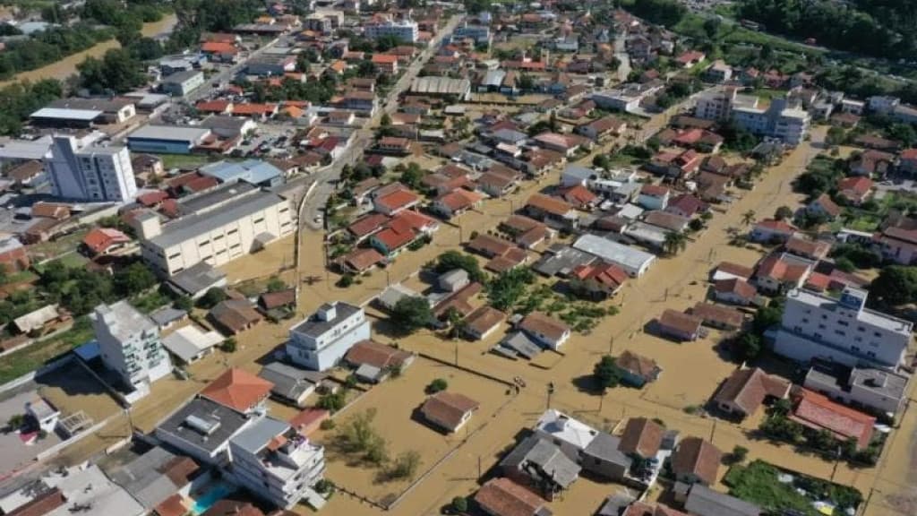 Tempo melhora em SC após semana de temporais e enchentes