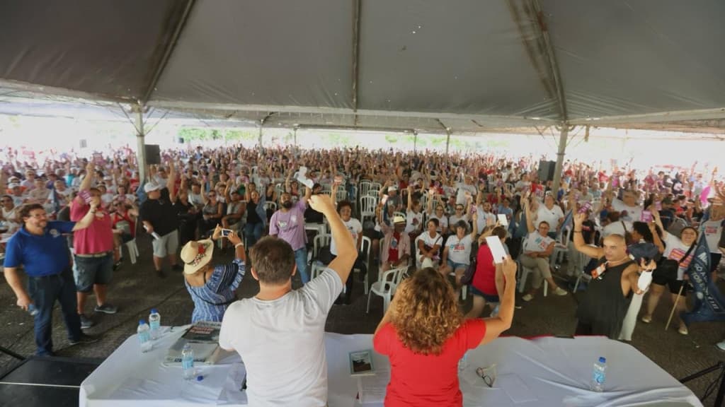 Professores de Santa Catarina anunciam greve para o fim de maio