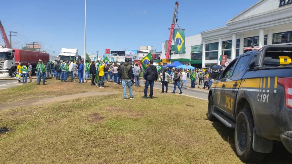 Manifestantes bloqueiam totalmente a BR-470 em Rio do Sul
