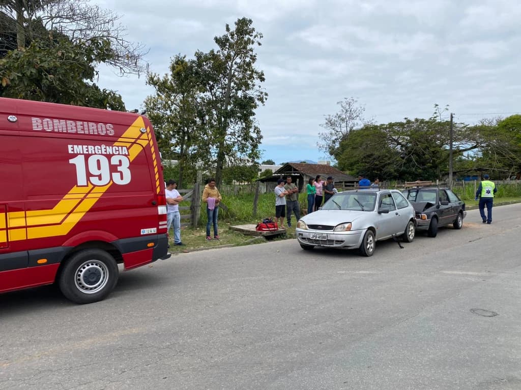 Colisão traseira deixa casal de idosos feridos em Tijucas