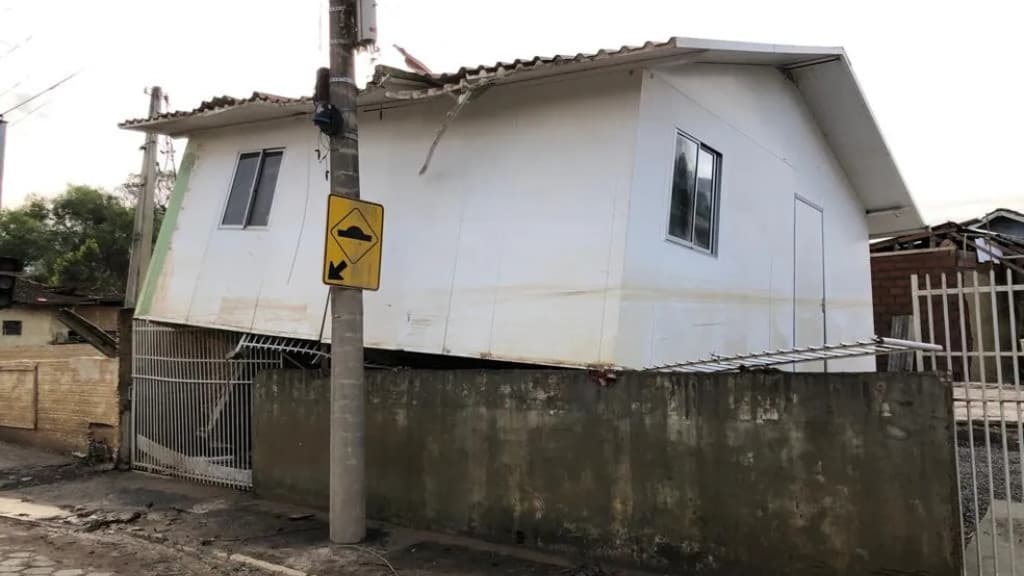 Casa inteira arrastada durante enchente vai parar em cima de muro em SC
