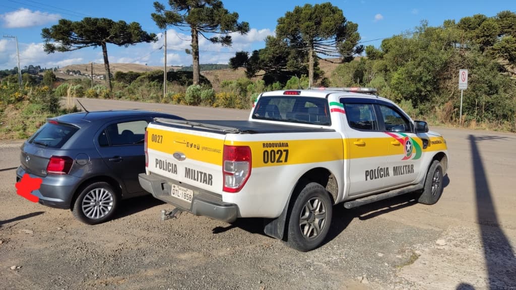Idoso sente dor de cabeça e põe criança de 9 anos pra dirigir, em SC