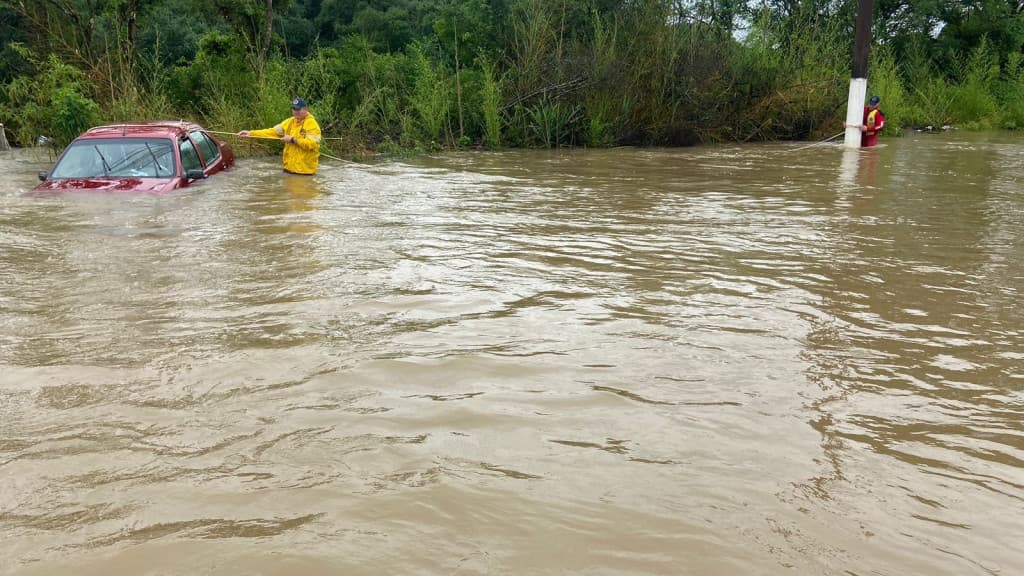 Idoso tem carro arrastado por correnteza ao tentar atravessar rua alagada