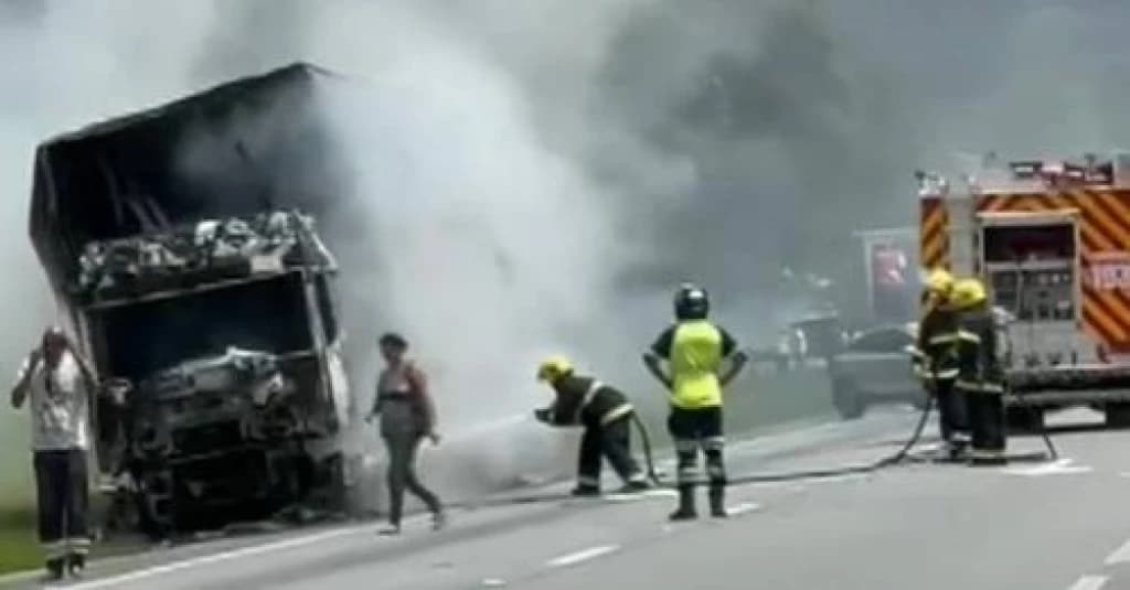 Caminhão pega fogo na BR-376 entre SC e PR