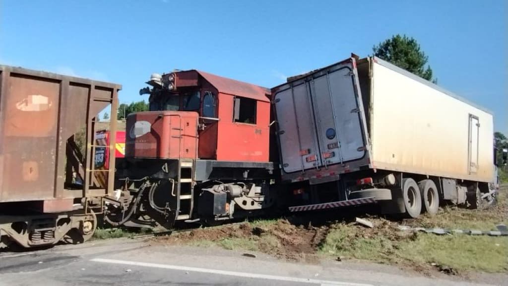 Trabalhador fica gravemente ferido após colidir caminhão contra trem em SC