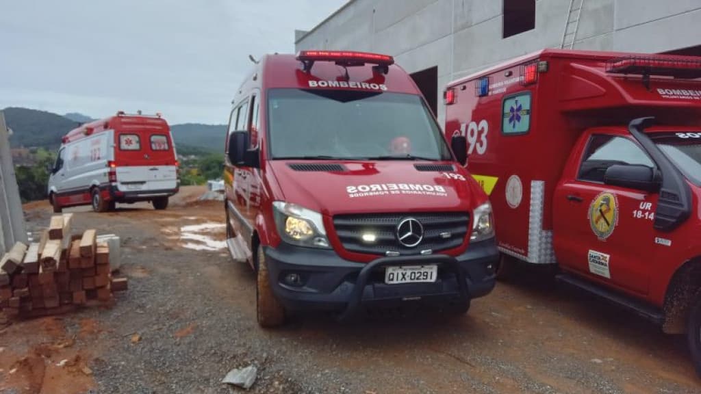 Homem sobrevive após cair de 10 metros durante reparo de prédio