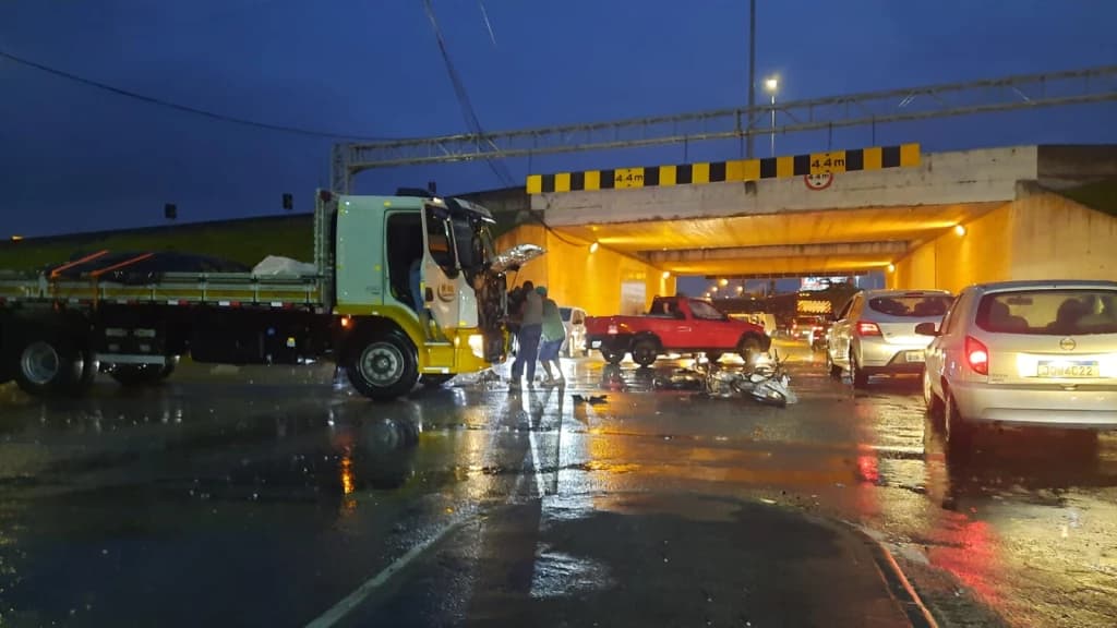 Sinaleiro desligado causa acidente com motoboy em Tijucas