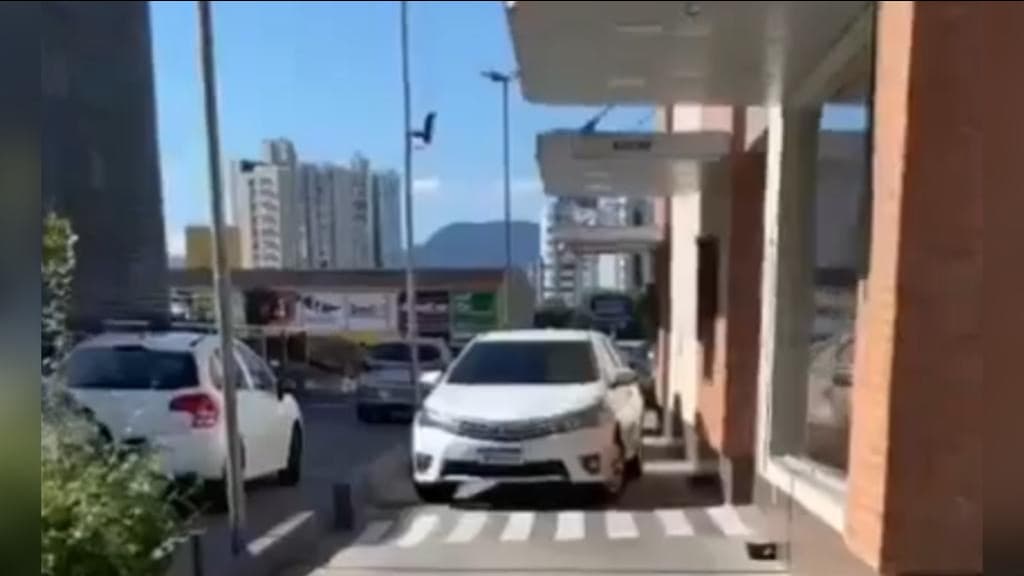 Cliente tranca fila de drive-thru e se vinga indo na concorrência após pedido errado