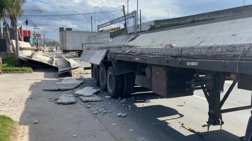 Carga com placas de concreto cai de caminhão no centro de Tijucas