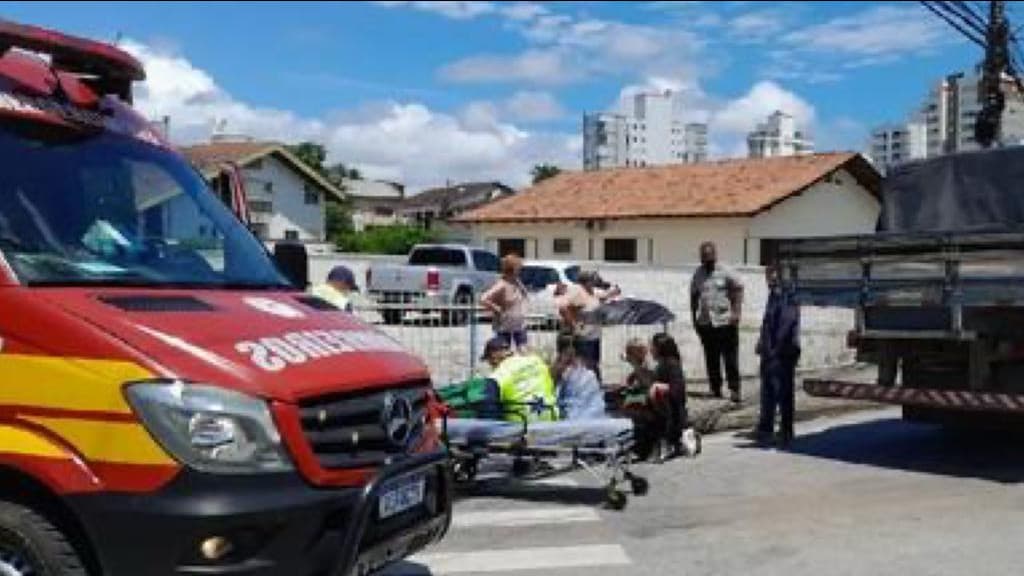 Adolescente é atropelada por caminhão em faixa de pedestre a caminho da escola