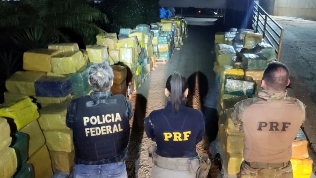 Ação conjunta PRF e PF apreende quase 18 toneladas de maconha na BR-101