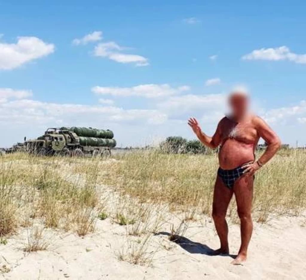 Turista russo de sunguinha revela acidentalmente sistema antiaéreo do país