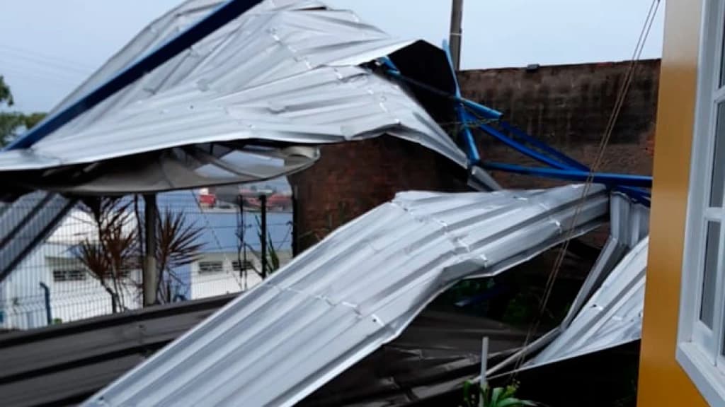 Canelinha enfrenta prejuízos causados por ciclone, estádio teve cobertura arrancada
