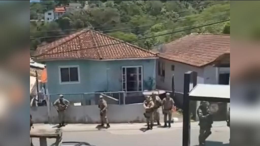População entra em confronto com a PM durante operação contra “gato” de energia, em Florianópolis