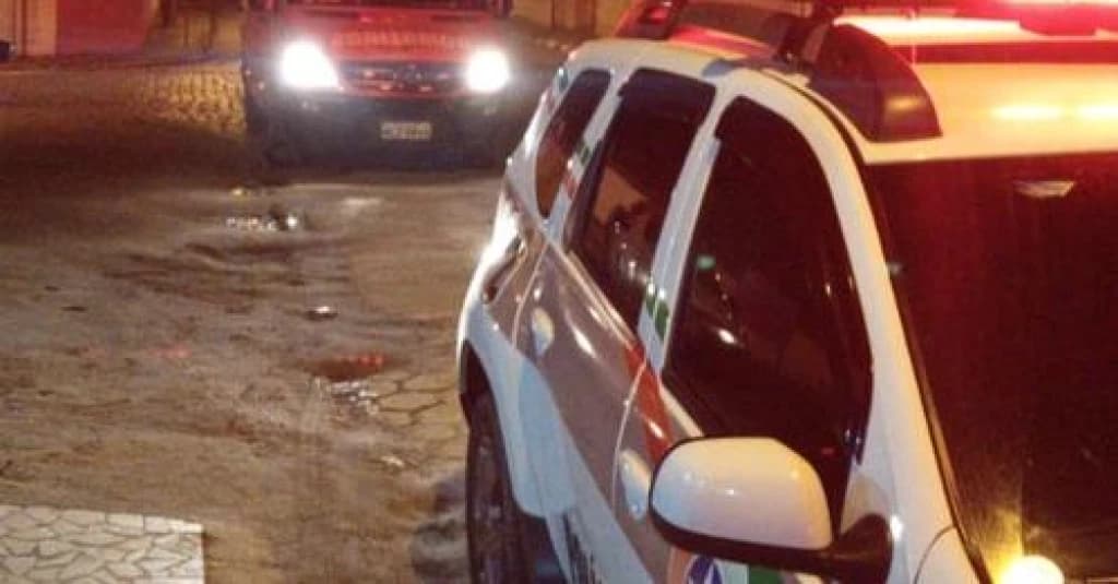 Homem surtado quebra hospital e vitrines de lojas em São João Batista