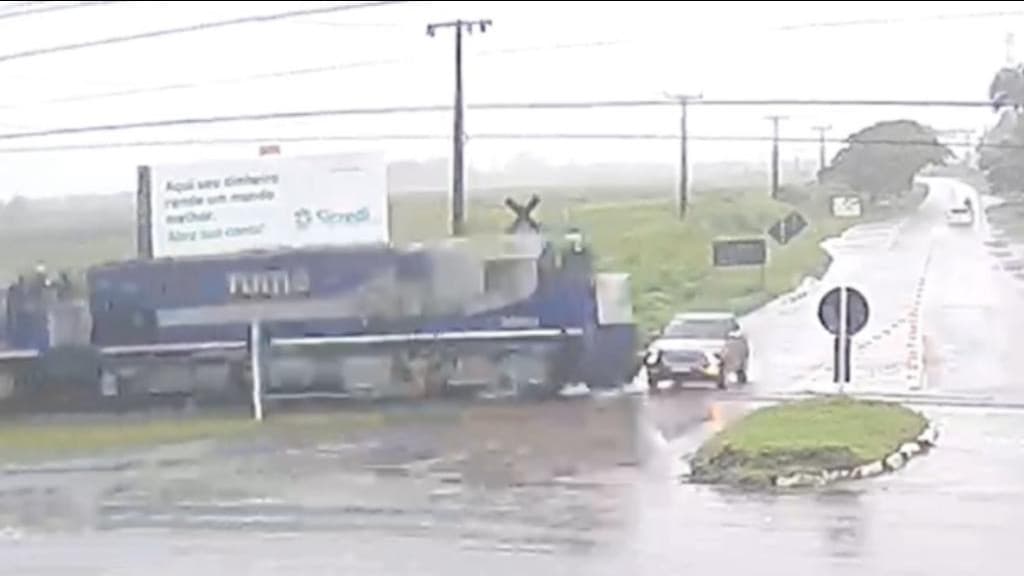 VÍDEO: Motorista não percebe trem se aproximando e carro acaba atingido, em SC