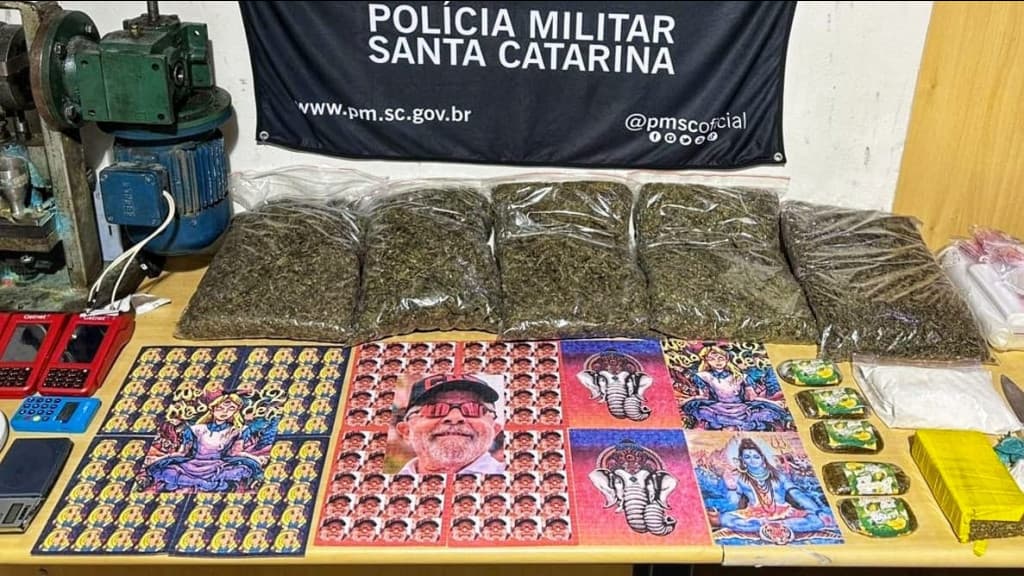 PM é surpreendida ao encontrar drogas em homenagem a Lula em SC