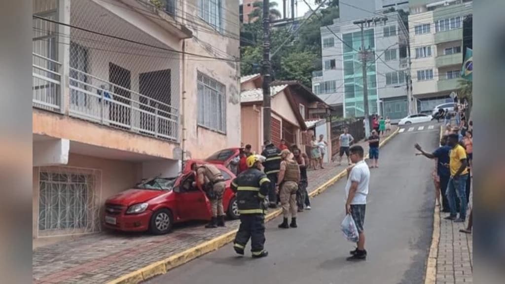 VÍDEO: Haitiano morre após carro bater em viga de prédio em SC