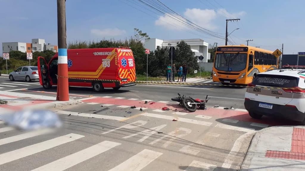 Motociclista bate na lateral de veículo, é arremessado e morre