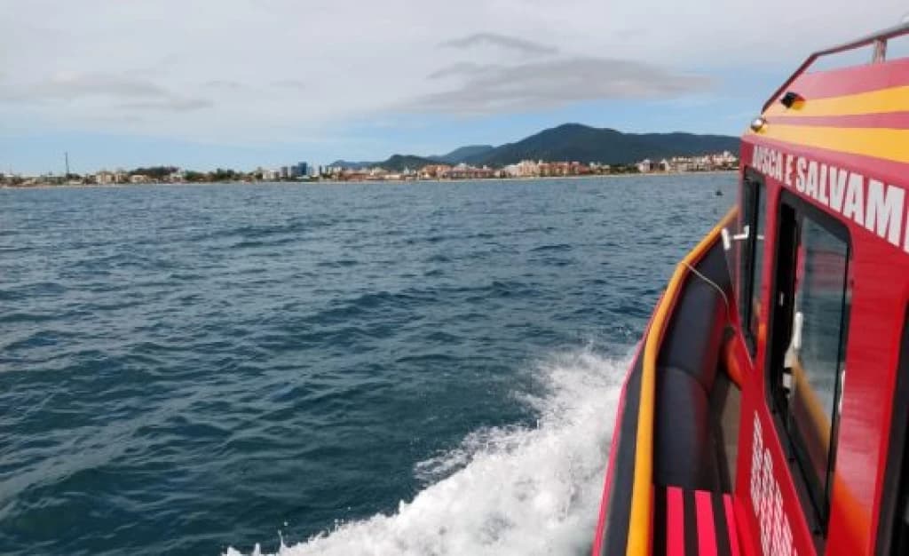 URGENTE: Homem cai no mar e desaparece em Bombinhas