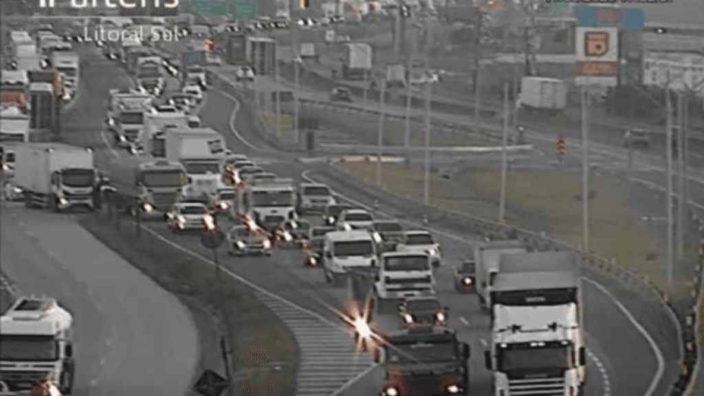 Carreta com toras de madeira tomba na BR-101 e provoca filas de mais de 10 km