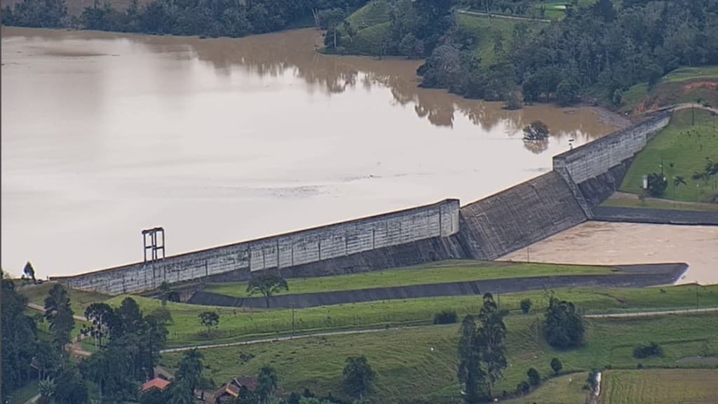 Com barragens cheias em SC, formação de ciclone preocupa moradores