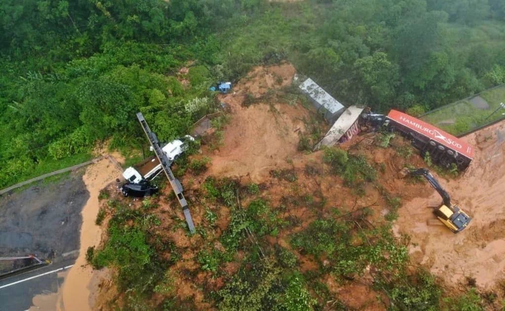 Veja imagens aéreas do ponto onde houve deslizamento na BR-376, em Guaratuba
