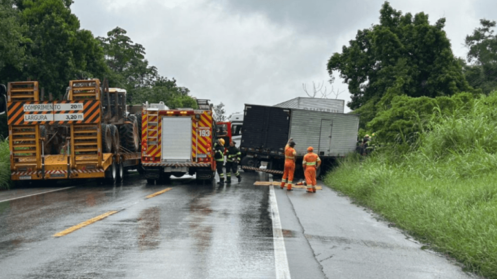 Colisão frontal entre dois caminhões deixa feridos na BR-470