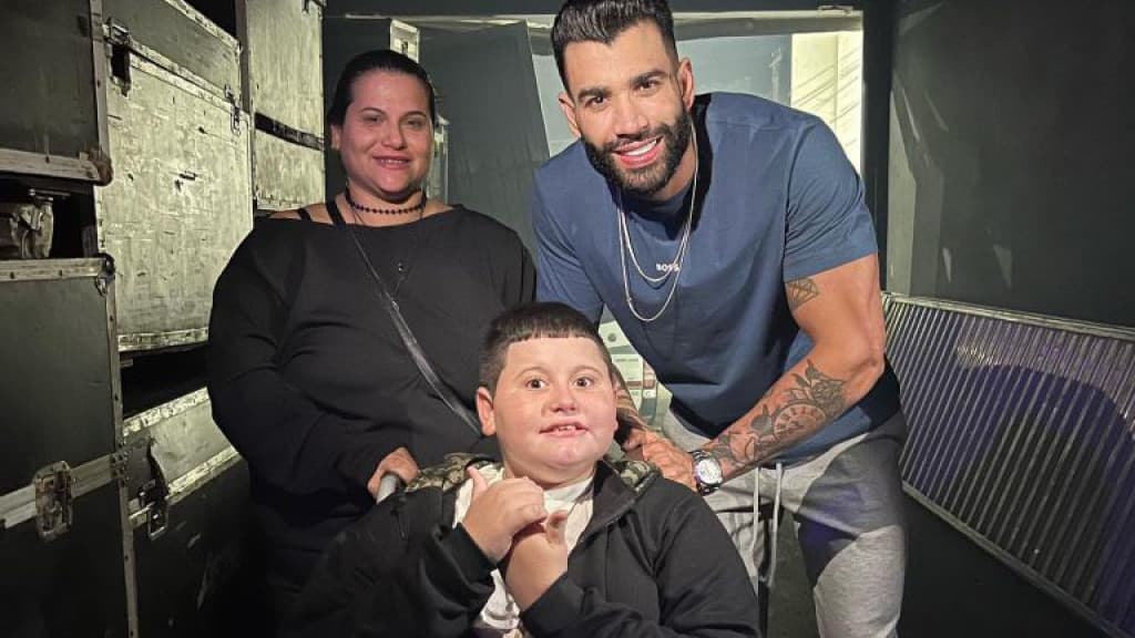 Garoto de 11 anos realiza sonho de conhecer o embaixador em SC