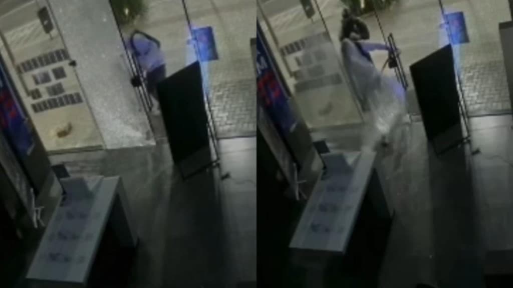 Homens arrombam loja de celulares em Itapema com chutes
