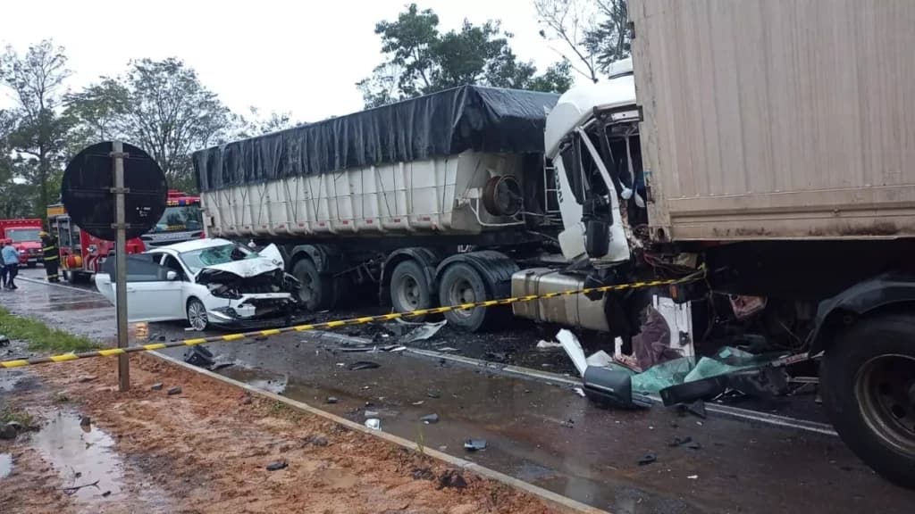 Colisão entre seis veículos deixa uma pessoa gravemente ferida na BR-470