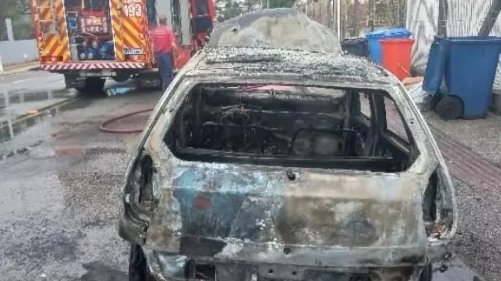 Motorista bêbado ateia fogo no próprio carro após veículo ser apreendido, em Florianópolis.