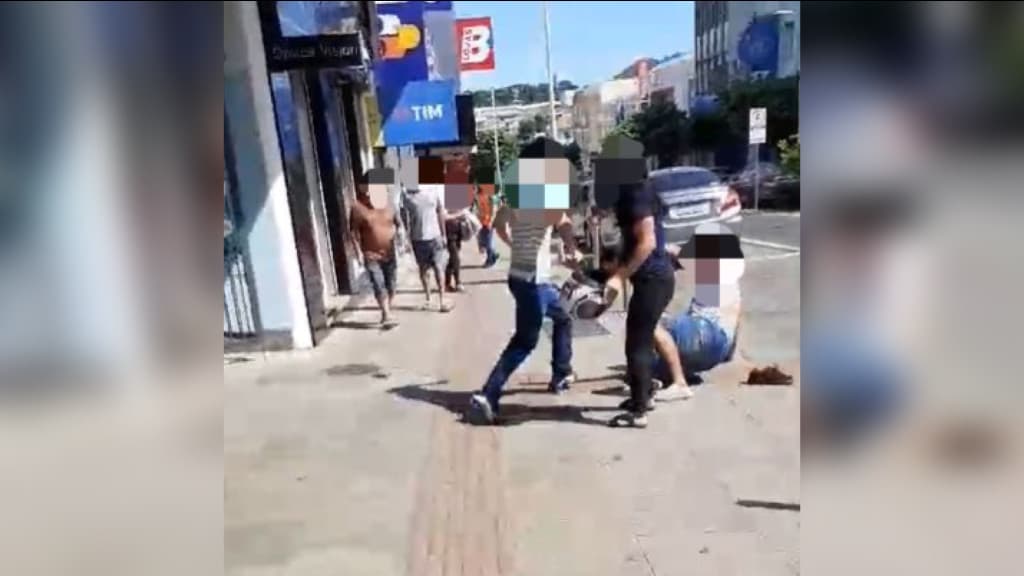 Discussão por dívida termina em “pancadaria” no calçadão de Lages