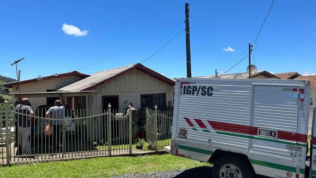 Homem em surto tenta atacar família com faca e morre em confronto com a PM