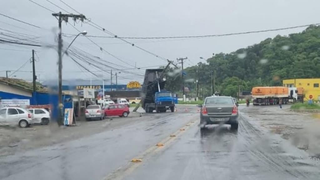 Acidente na BR-280, em SC, deixa trânsito caótico