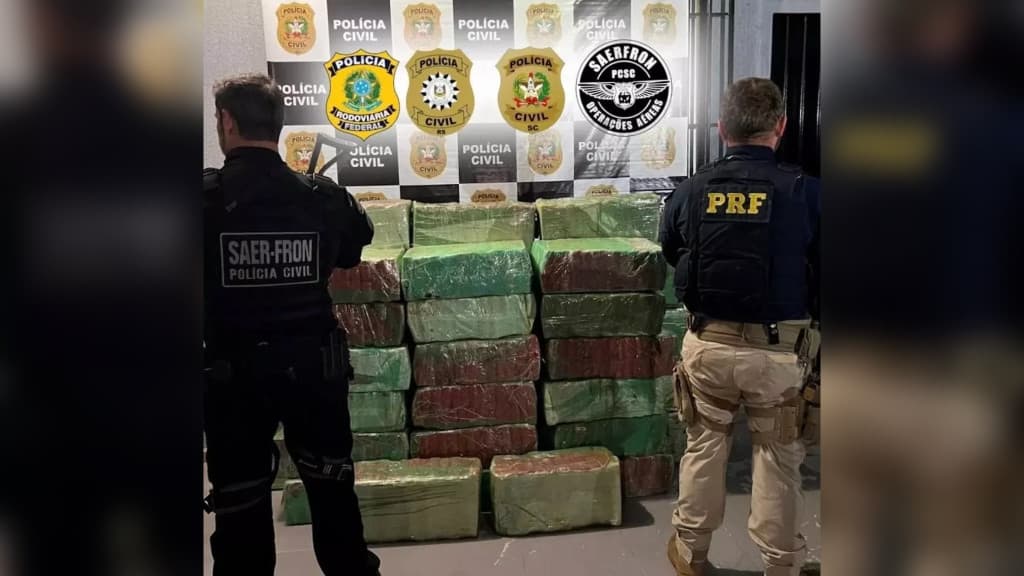 Trio é preso com quase uma tonelada de maconha na BR-160, em SC